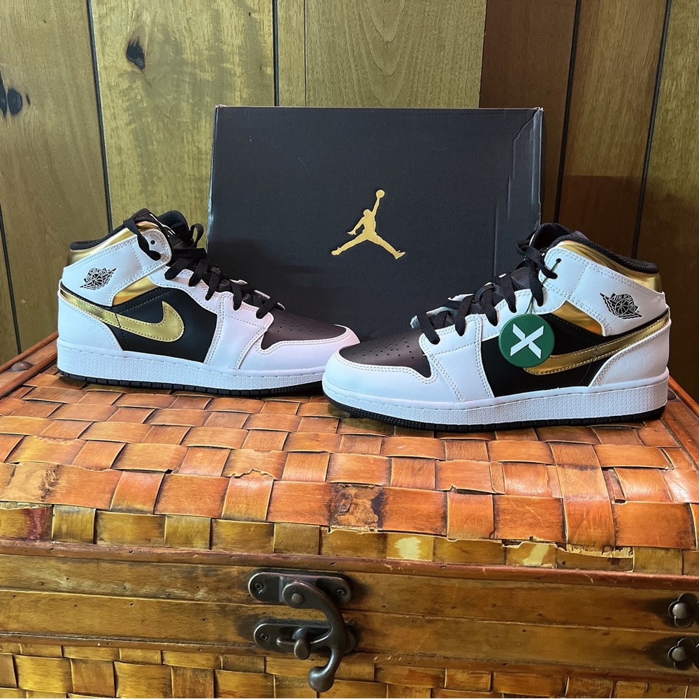 Nike Air Jordan 1 GS “White Gold” 2 sizes available.